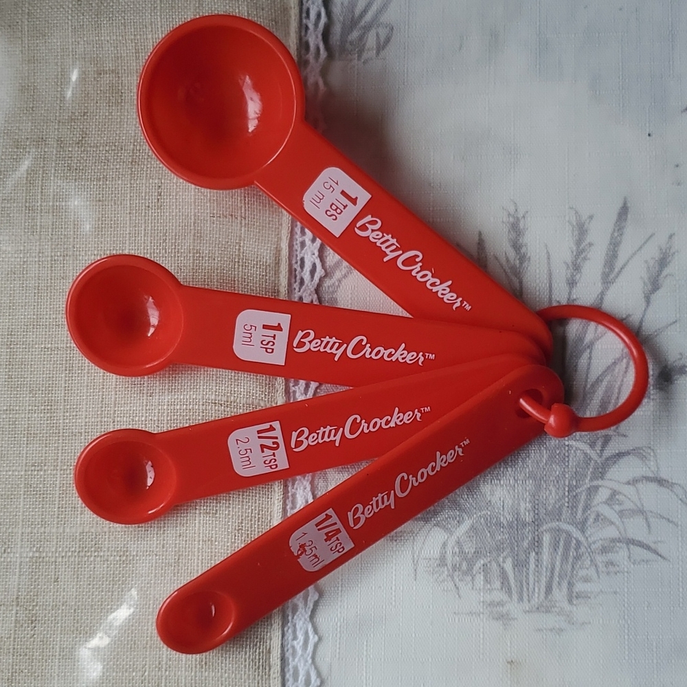 Used once! Betty Crocker measuring spoons with nifty keyring